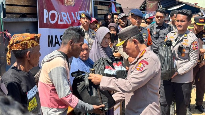 Polri Salurkan 247 Ton Bantuan Korban Gempa NTT dan Siagakan Helikopter 51 kapolri jenderal listyo sigit prabowo bersama ketua komisi iv dpr siti hediati hariyadi titiek soeharto meninjau warga terdamp 1787034735705 169