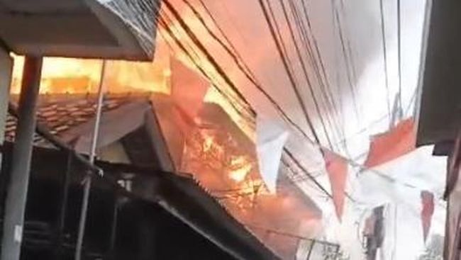 kebakaran terjadi di permukiman kawasan gambir jakarta pusat lebih dari 80 personel damkar dikerahkan ke tkp dok damkar jakpus 1788160770153 169