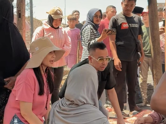 Mengharukan! Momen Raffi Ahmad ke Kampung Adat Sade Beri Bantuan 1 Miliar 53 nagita slavina dan raffi ahmad 1787473366754 43