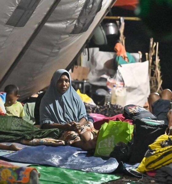 Korban Gempa Nagekeo Meninggal Akibat Asma, Warga mengungsi di dalam tenda darurat beratapkan terpal dengan alas tidur seadanya
