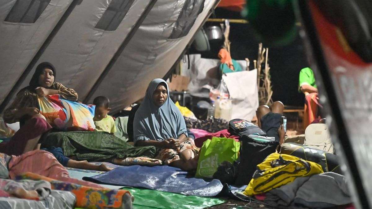 Korban Gempa Nagekeo Meninggal Akibat Asma, Warga mengungsi di dalam tenda darurat beratapkan terpal dengan alas tidur seadanya