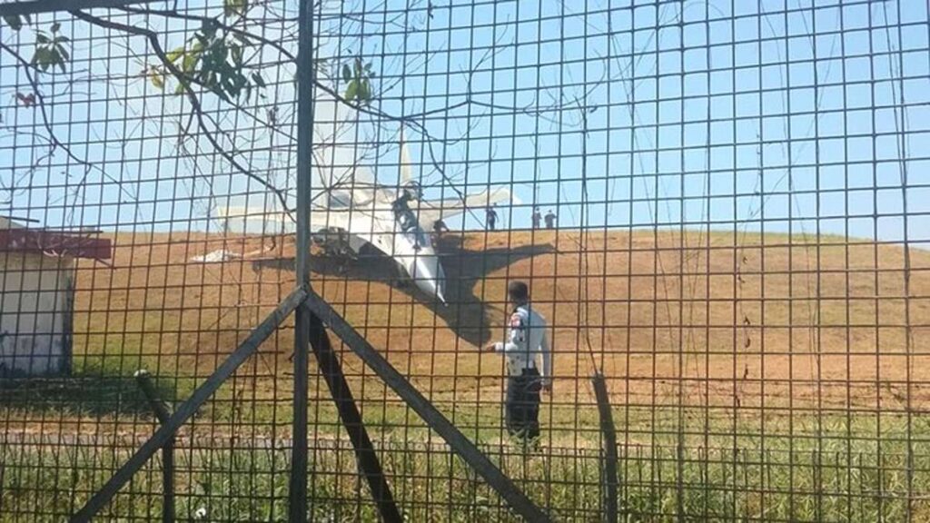 Pesawat TNI mendapat musibah tergelincir di bandara, Pesawat tempur T-50i Golden Eagle TNI Angkatan Udara yang tergelincir di landasan pacu dilihat dari balik pagar kawat
