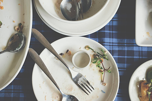 Fakta Mengejutkan! Bahaya Tersembunyi Menumpuk Piring di Restoran Bagi Pelayan 52 pngtree used cutlery and soiled plates abandoned on dining table post meal photo image 32727888