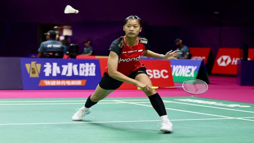 Putri KW Resmi Lolos 3 Babak Utama Kejuaraan Dunia 2026 Cetak Skor Telak 52 Putri KW atlet bulutangkis Indonesia, Pebulu tangkis wanita bersiap memukul kok di lapangan dalam pertandingan dalam ruangan