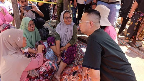 Mengharukan! Momen Raffi Ahmad ke Kampung Adat Sade Beri Bantuan 1 Miliar 52 rafi ahmad dan istrinya saat mengunjungi korban kebakaran di desa adat sade kecamatan pujut lombok tengah ntb foto dok istimew 1787477771783 169