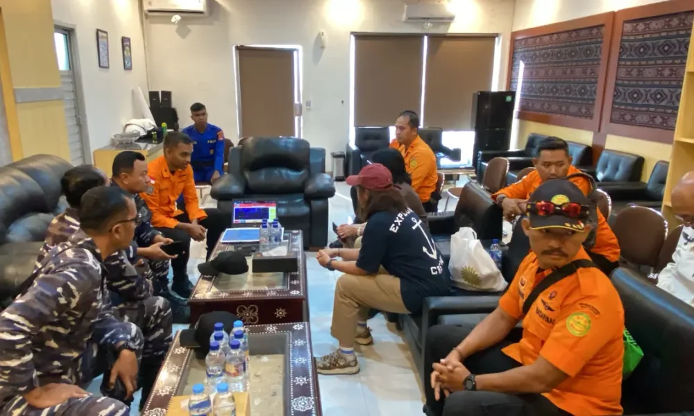 rapat tim sar gabungan yang akan mengerahkan tiga sru untuk memperluas pencarian korban kmp putri yasmin di perairan selat lombok jumat 148 4bxHY