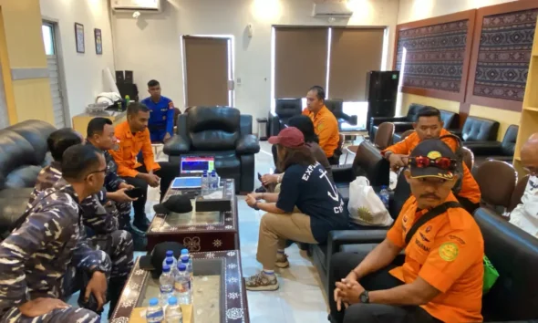 rapat tim sar gabungan yang akan mengerahkan tiga sru untuk memperluas pencarian korban kmp putri yasmin di perairan selat lombok jumat 148 4bxHY