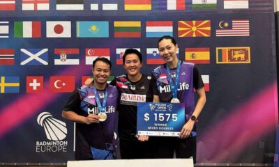 Tiga atlet badminton ganda campuran Indonesia berpose bersama medali dan plakat kemenangan Polish Open di depan latar belakang bendera-bendera negara