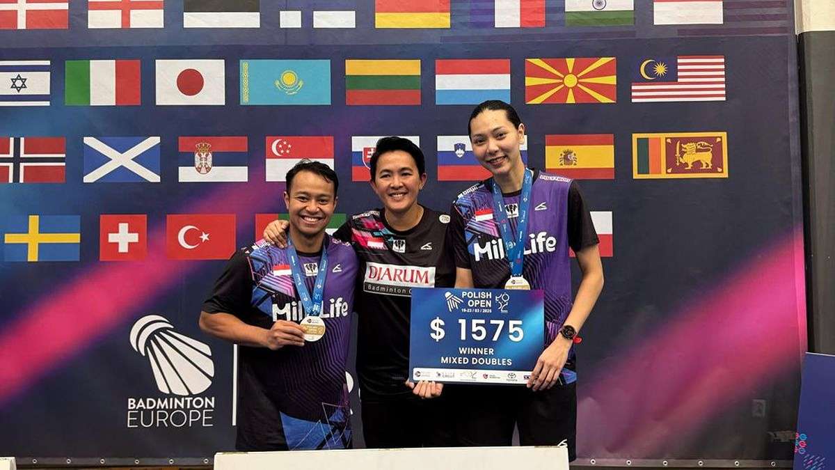 Tampil Luar Biasa Hajar Wakil Malaysia, Rehan/Gloria Buka Suara Jelang Kejuaraan Dunia 51 Tiga atlet badminton ganda campuran Indonesia berpose bersama medali dan plakat kemenangan Polish Open di depan latar belakang bendera-bendera negara