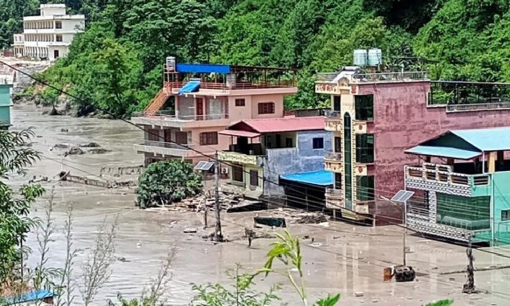 ruas jalanan di nepal diterjang banjir bandang 1787735629982 169