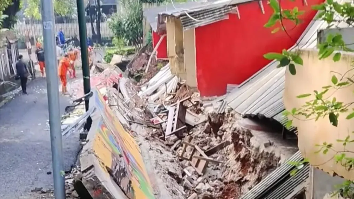 tembok sekolah roboh