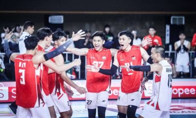 Timnas Voli Skuad Indonesia, Tim voli putra Indonesia merayakan kemenangan di lapangan dengan jersey merah putih