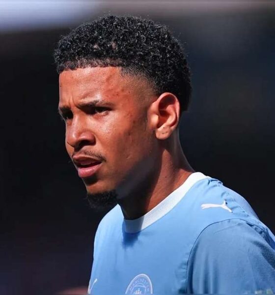 Transfer Savinho ke Tottenham Inggris, Pemain sepak bola mengenakan seragam biru muda