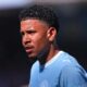 Transfer Savinho ke Tottenham Inggris, Pemain sepak bola mengenakan seragam biru muda