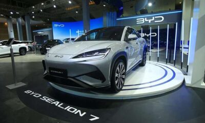 Mobil BYD Sedan adalah mobil listrik seharga 600 jt, Mobil SUV listrik BYD Sealion 7 dipajang di atas panggung pameran berlatar belakang logo BYD