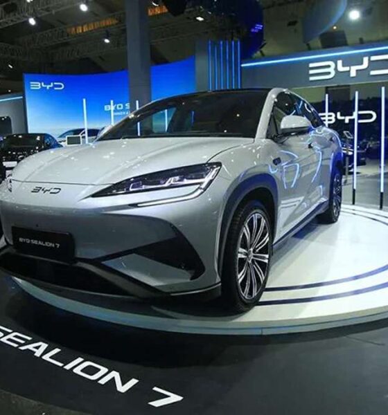 Mobil BYD Sedan adalah mobil listrik seharga 600 jt, Mobil SUV listrik BYD Sealion 7 dipajang di atas panggung pameran berlatar belakang logo BYD