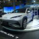 Mobil BYD Sedan adalah mobil listrik seharga 600 jt, Mobil SUV listrik BYD Sealion 7 dipajang di atas panggung pameran berlatar belakang logo BYD