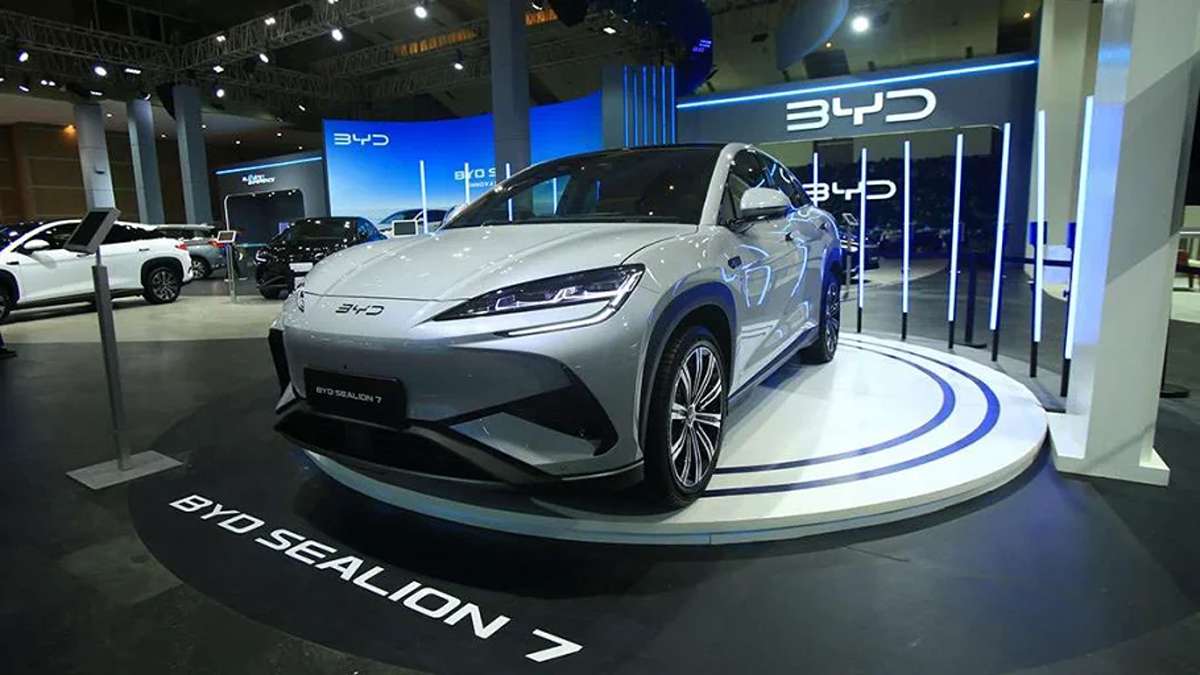 Mobil BYD Terbaru Tempuh 1.008 Km Resmi Menggebrak Harga Rp 600 Jutaan 51 Mobil BYD Sedan adalah mobil listrik seharga 600 jt, Mobil SUV listrik BYD Sealion 7 dipajang di atas panggung pameran berlatar belakang logo BYD
