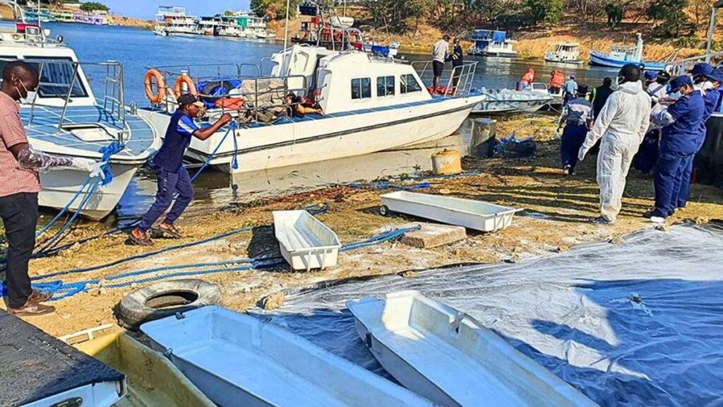 Kecelakaan Kapal Feri, Petugas evakuasi dan ambulans air di dekat perahu yang bersandar di tepi danau
