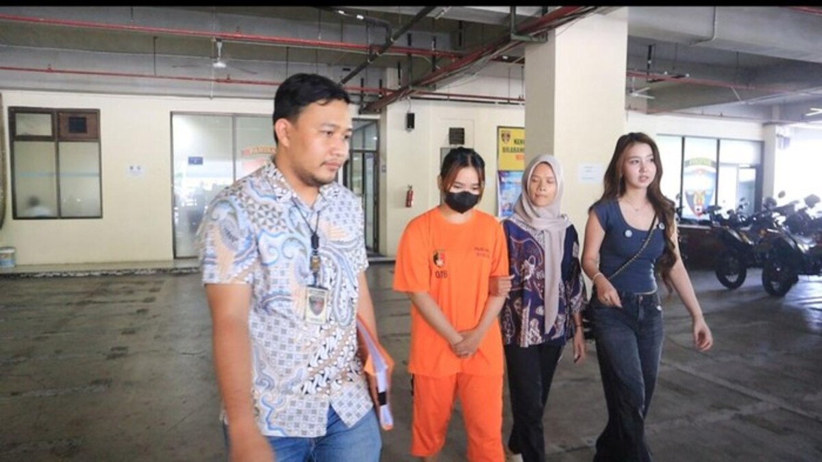 Terbongkar! Akses Jadi Celah Eks Karyawan Kuras Duit Vilmei Miliaran 51 04 dt6tkqtvvi satreskrim polres metro bekasi kota membawa karyawan vilmei ke bank untuk menelusuri dana dari saldo tiktok yang digelapkan 1788520258333 169 2