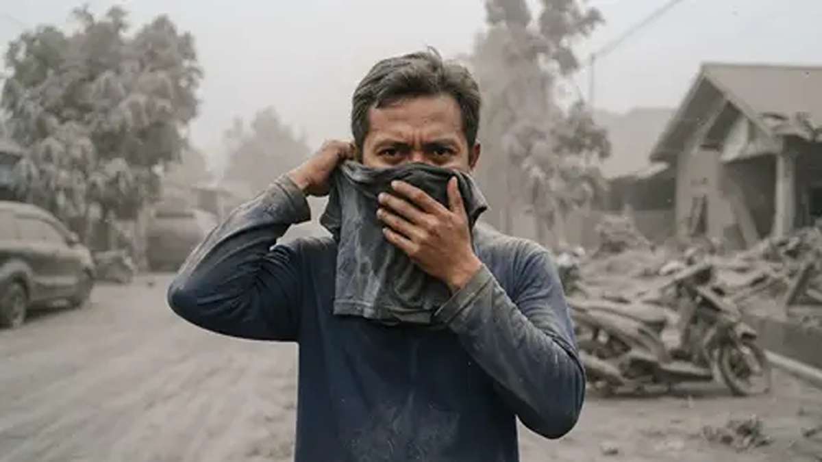 Wajib Tahu! Cara Alternatif Lindungi Diri dari Abu Vulkanik Saat Masker Langka 51 Seorang pria menutupi hidung dan mulutnya dengan kain di tengah lingkungan yang tertutup abu vulkanik