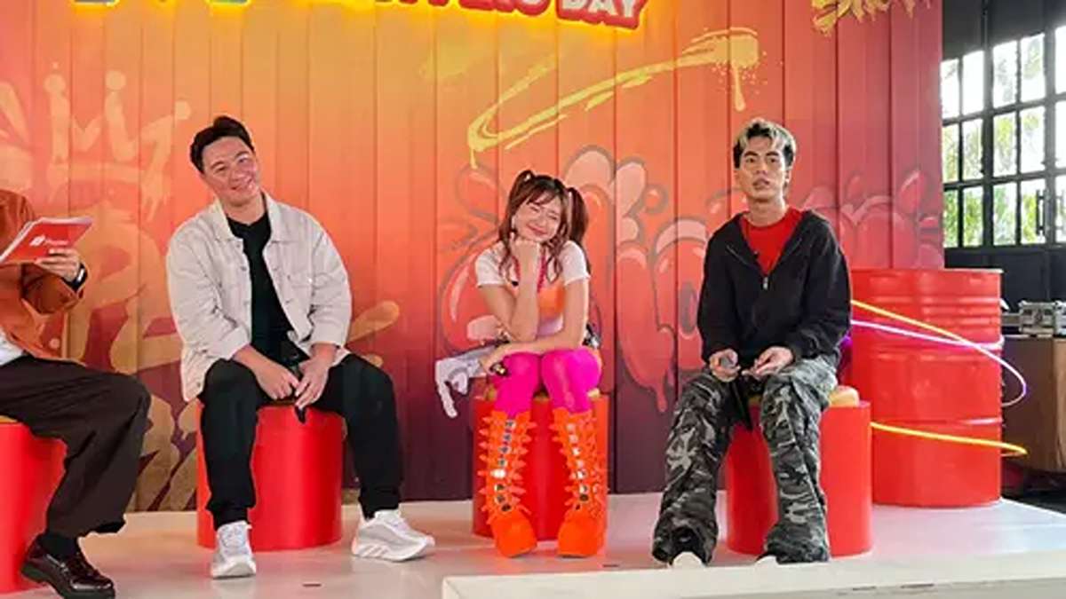 Spektakuler! Shopee x Naykilla Tenxi Ramaikan FYP, Tembus 21 Juta Views di TikTok 52 Tiga orang duduk di atas tabung merah di depan latar belakang dinding kayu berhias grafiti kuning