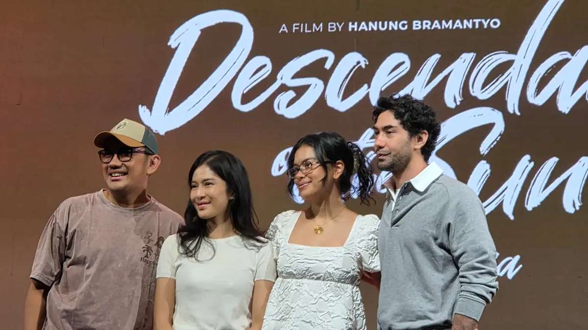 Menakjubkan! Hanung Bramantyo Serius Garap Adaptasi Film Descendants of the Sun Bersama Reza dan Dian 51 Sutradara Hanung Bramantyo bersama para pemeran berdiri di depan latar bertuliskan Descendants of the Sun
