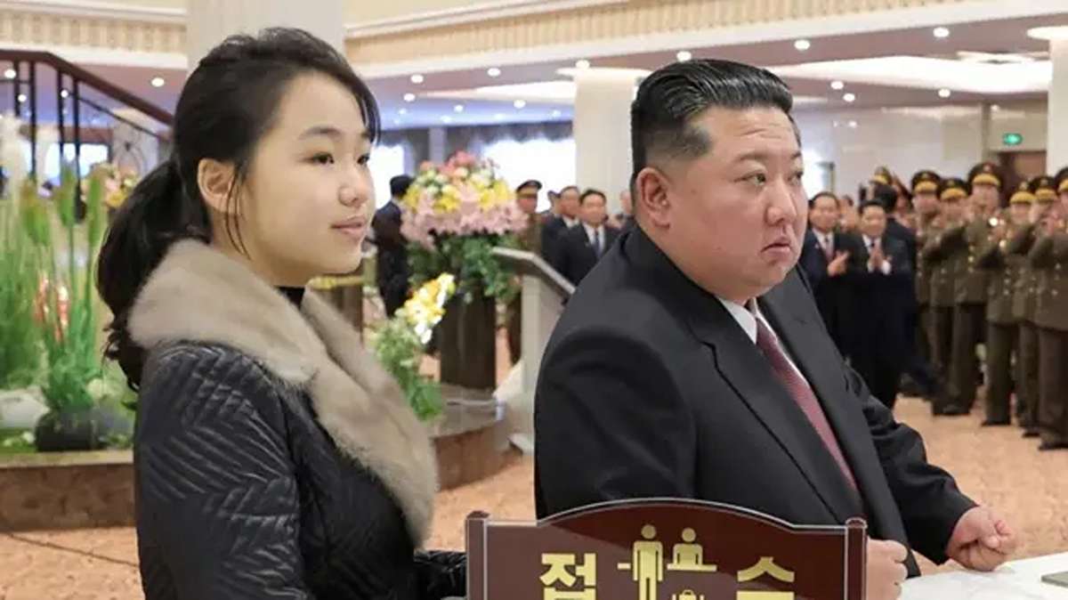 Putri Kim Jong Un, Berusia 13 Tahun Dipersiapkan Jadi Penerus, Kim Jong Un dan putrinya menghadiri acara publik bersama pejabat militer di latar belakang