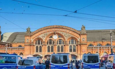 Beberapa mobil polisi terparkir di depan stasiun kereta utama Bremen Hauptbahnhof di bawah langit cerah