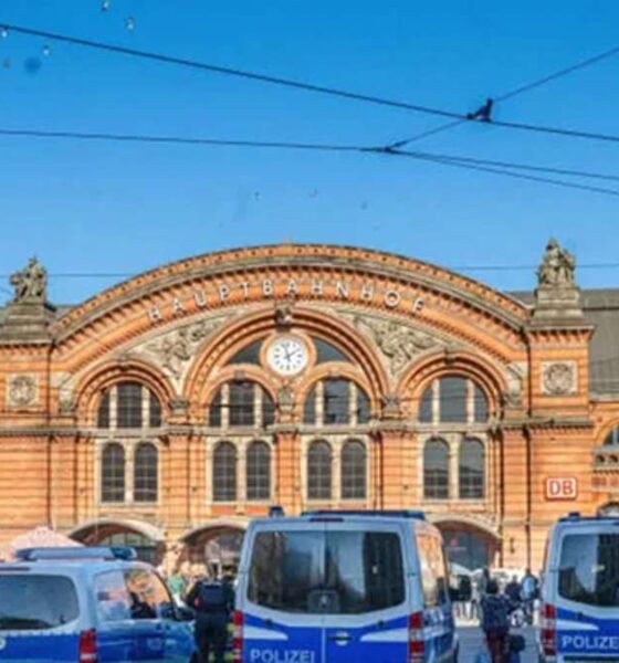 Beberapa mobil polisi terparkir di depan stasiun kereta utama Bremen Hauptbahnhof di bawah langit cerah