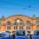 Beberapa mobil polisi terparkir di depan stasiun kereta utama Bremen Hauptbahnhof di bawah langit cerah