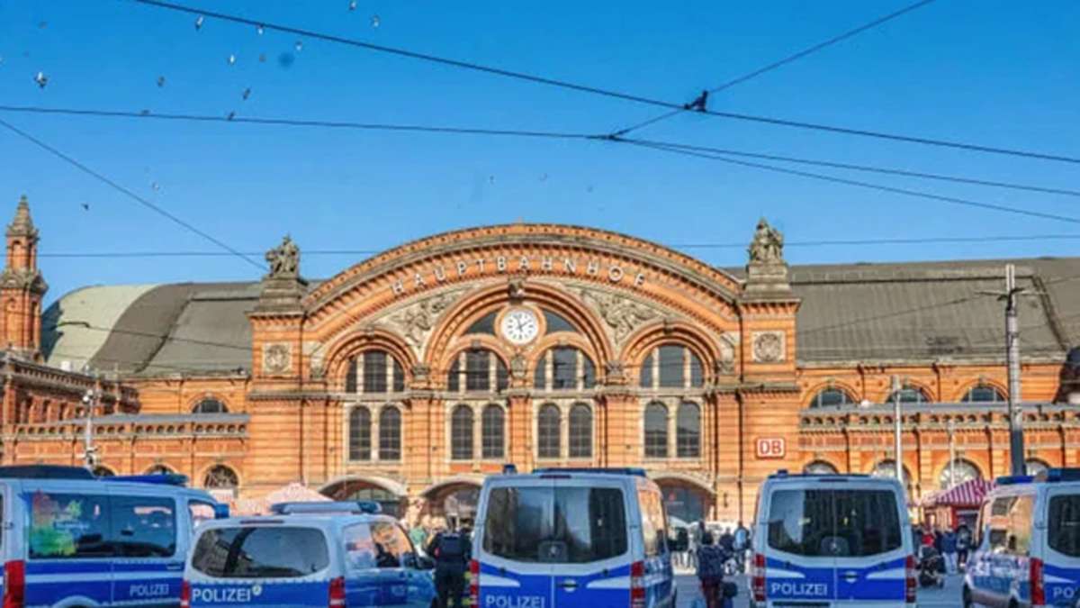 Mencekam! Ledakan di Stasiun Kereta Augsburg Jerman Mengakibatkan 2 Orang Terluka 50 Beberapa mobil polisi terparkir di depan stasiun kereta utama Bremen Hauptbahnhof di bawah langit cerah