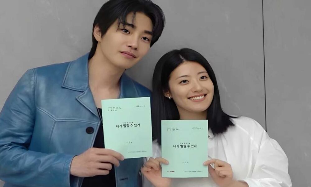 Kim Jae-young dan Nam Ji-hyun tersenyum sambil memegang naskah drama
