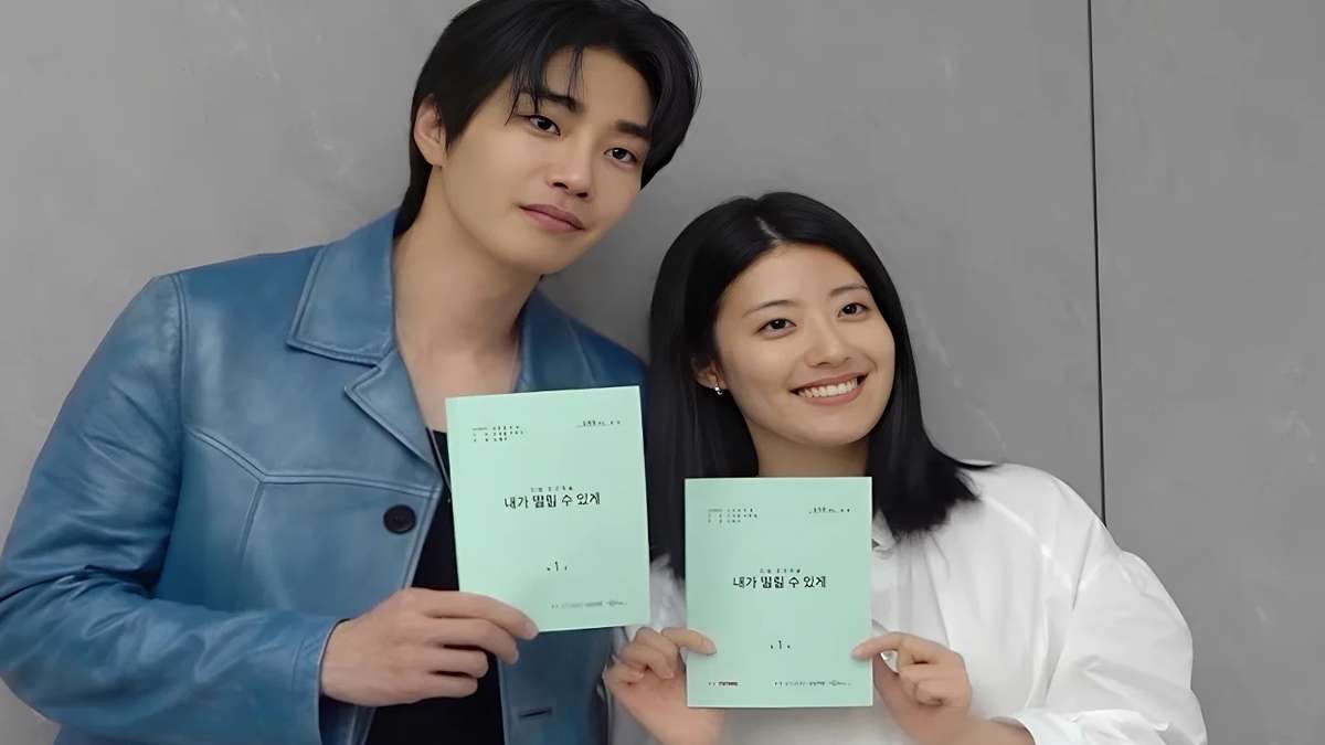 Kim Jae-young dan Nam Ji-hyun tersenyum sambil memegang naskah drama