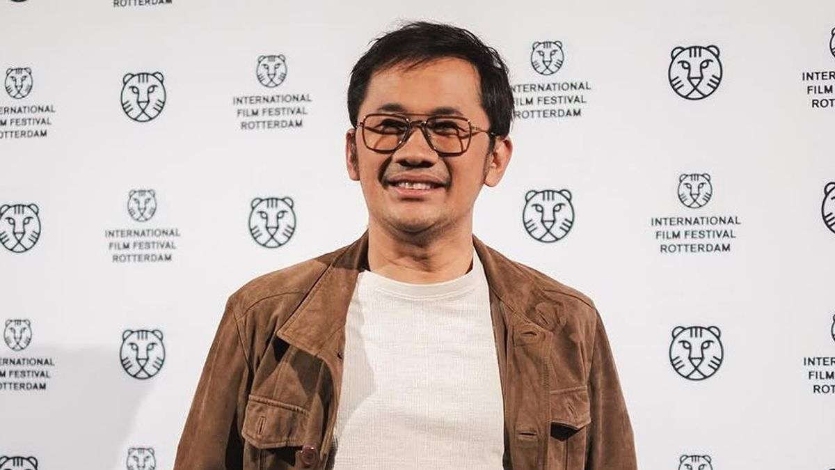 Menakjubkan! Hanung Bramantyo Serius Garap Adaptasi Film Descendants of the Sun Bersama Reza dan Dian 53 Potret sutradara Joko Anwar berdiri di depan latar belakang logo International Film Festival Rotterdam