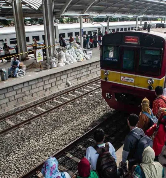5cb02e59be7f6 penumpang menunggu kedatangan kereta di peron 4 jalur rel dwiganda stasiun jati 1265 711