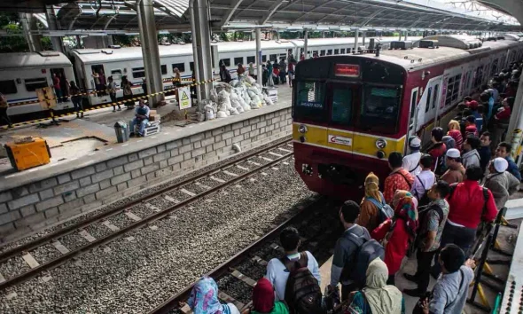 5cb02e59be7f6 penumpang menunggu kedatangan kereta di peron 4 jalur rel dwiganda stasiun jati 1265 711