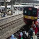 5cb02e59be7f6 penumpang menunggu kedatangan kereta di peron 4 jalur rel dwiganda stasiun jati 1265 711