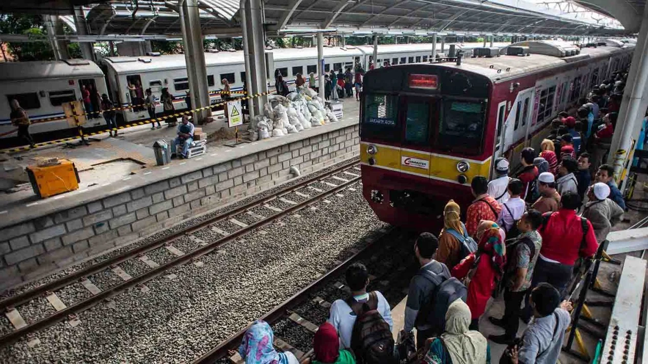 Darurat! Anjlok di Stasiun Jakarta Kota, Penumpang Dievakuasi 50 5cb02e59be7f6 penumpang menunggu kedatangan kereta di peron 4 jalur rel dwiganda stasiun jati 1265 711