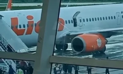 63fabc17e89b3 pesawat lion air di bandara el tari kupang batal terbang gara gara pintu darurat dibuka penumpang minggu 2622023 1265 711 1