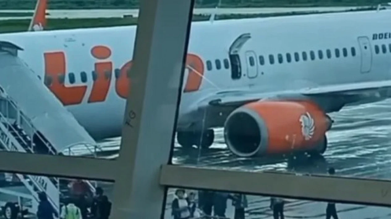 Resmi! Penerbangan Lion Group Batal Imbas Erupsi, Penumpang Bisa Refund atau Reschedule 50 63fabc17e89b3 pesawat lion air di bandara el tari kupang batal terbang gara gara pintu darurat dibuka penumpang minggu 2622023 1265 711 1
