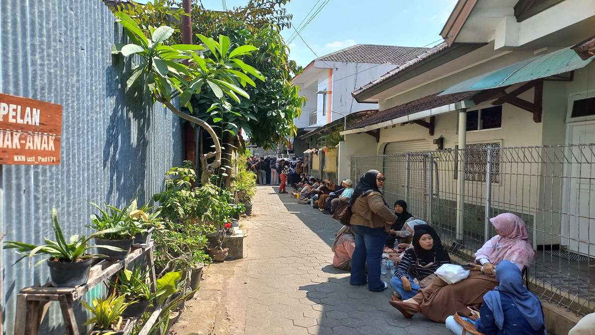 Warga mengantre di jalan sempit pemukiman padat penduduk