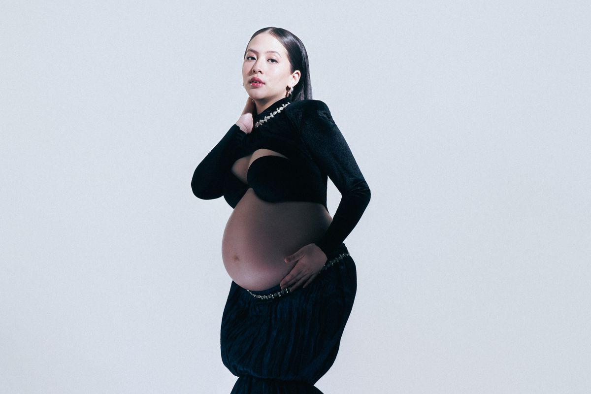 Memukau! Gaya Adhisty Zara Foto Maternity Bareng Suami, Tampil Glamour dengan Gaun Mermaid 53 6aa771473e891