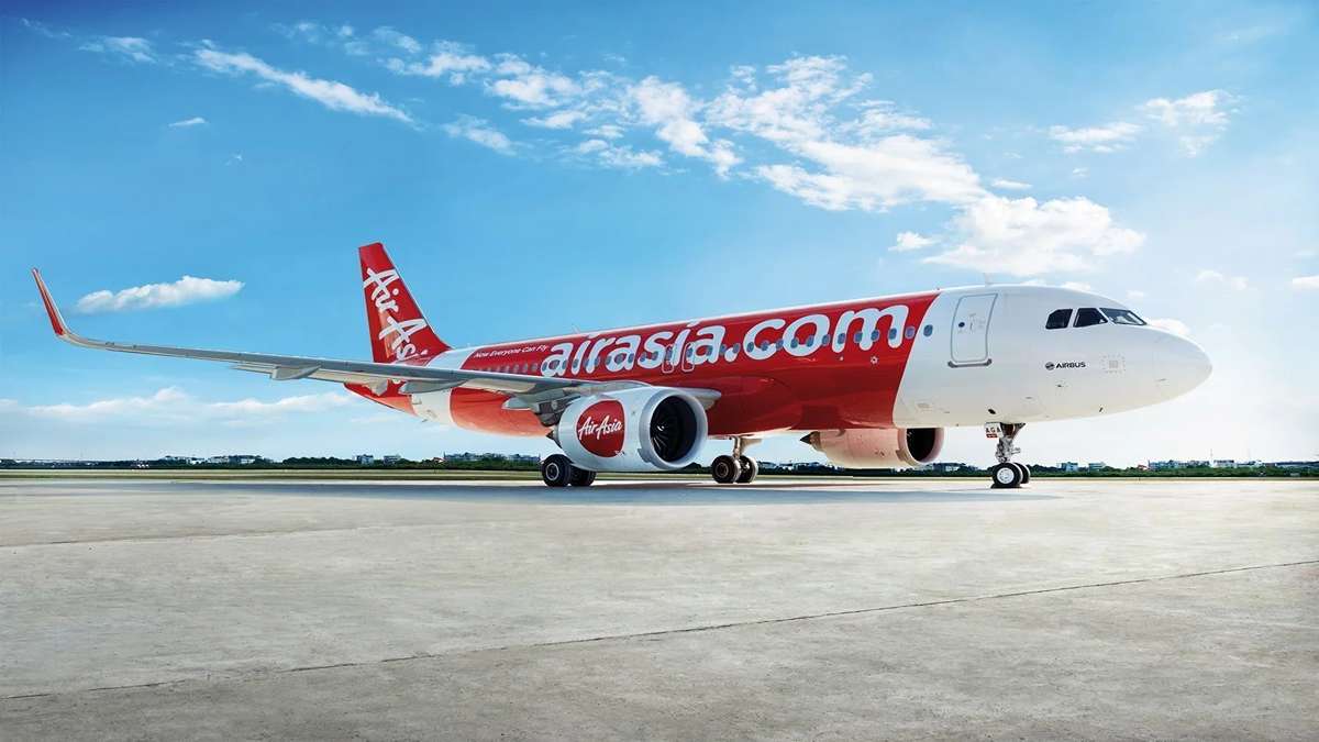 Langkah Berani, AirAsia Cari Dana Segar Triliunan Rupiah demi Restrukturisasi Keuangan 50 Pesawat komersial AirAsia terparkir di landasan di bawah langit biru berawan
