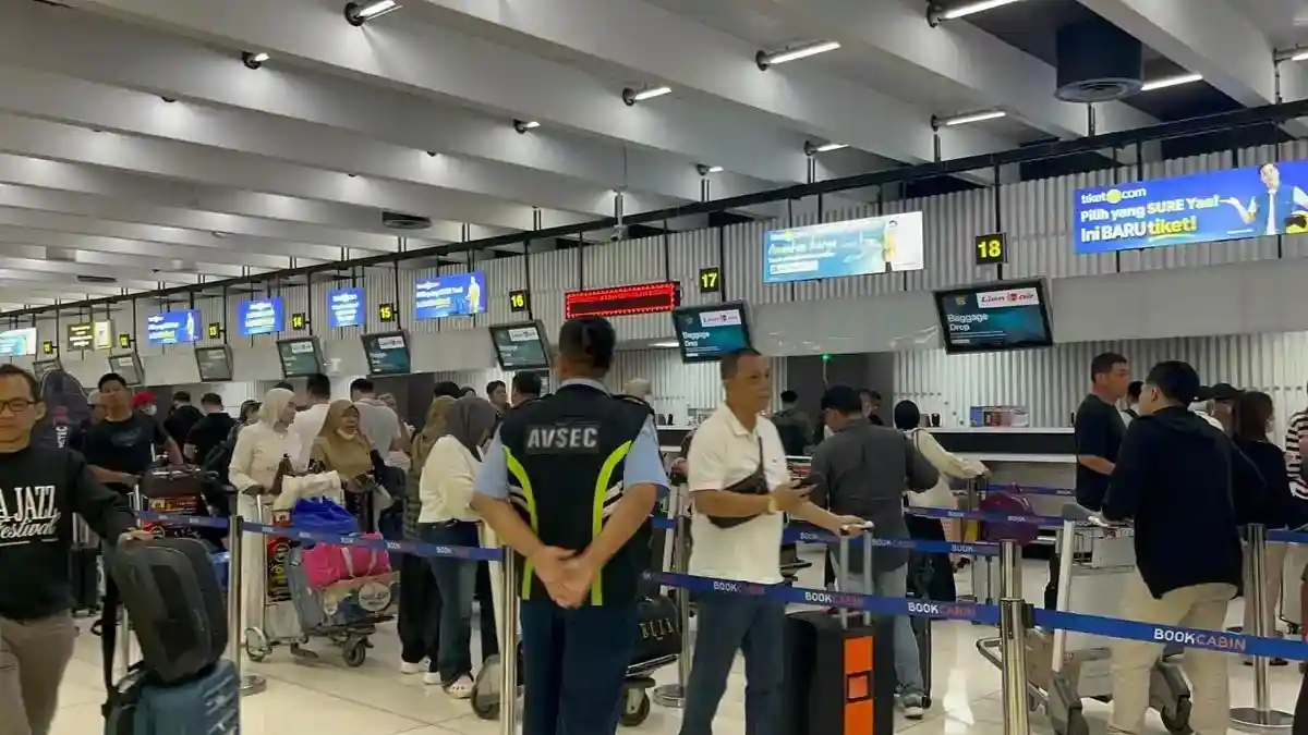Resmi! Bandara Soetta Kembali Beroperasi, Runway hingga Apron Dibersihkan dari Debu 51 BANDARA Soekarno Hatta DITUTUP Penumpang memenuhi kursi Terminal 1 Soetta