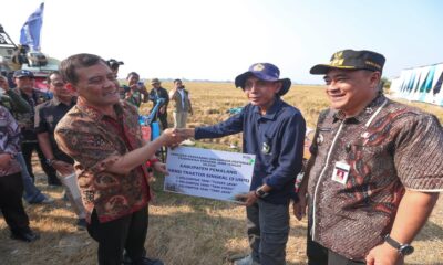 Penyerahan bantuan hand traktor singkal secara simbolis kepada perwakilan kelompok tani di lahan pertanian