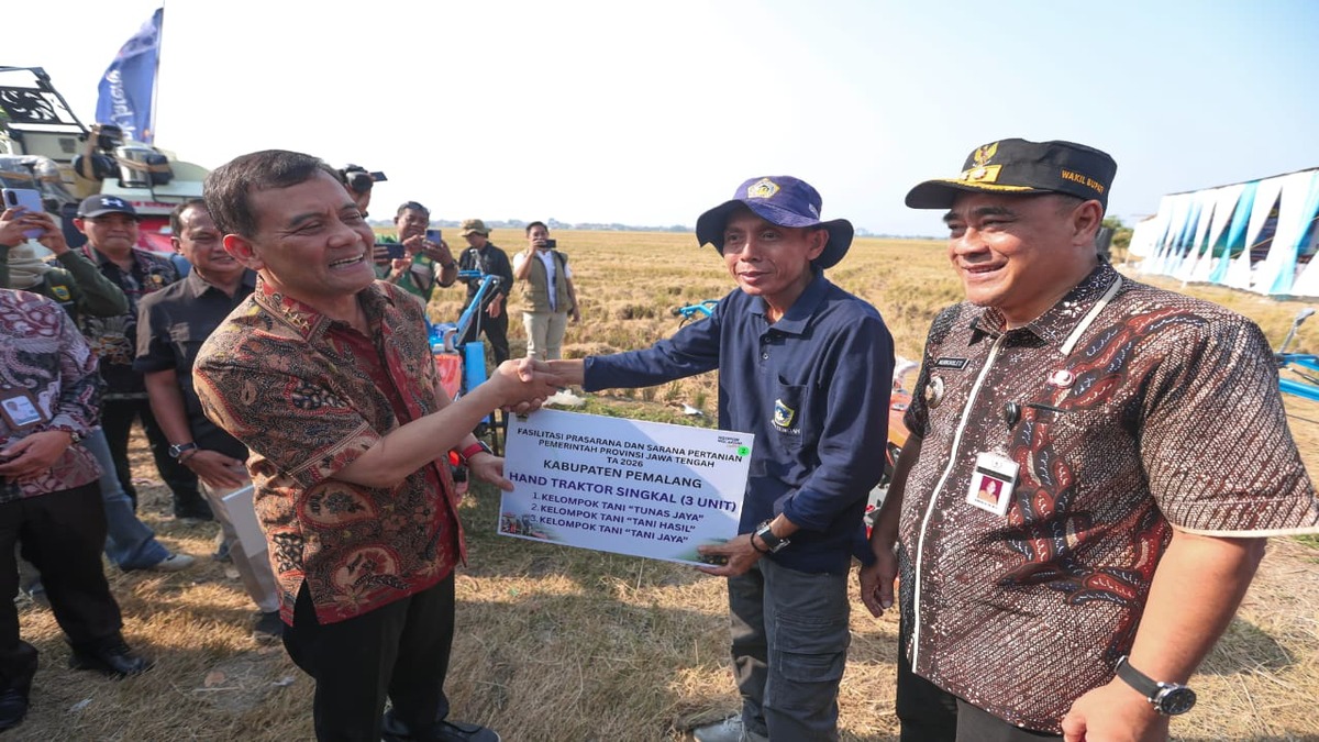 Penyerahan bantuan hand traktor singkal secara simbolis kepada perwakilan kelompok tani di lahan pertanian
