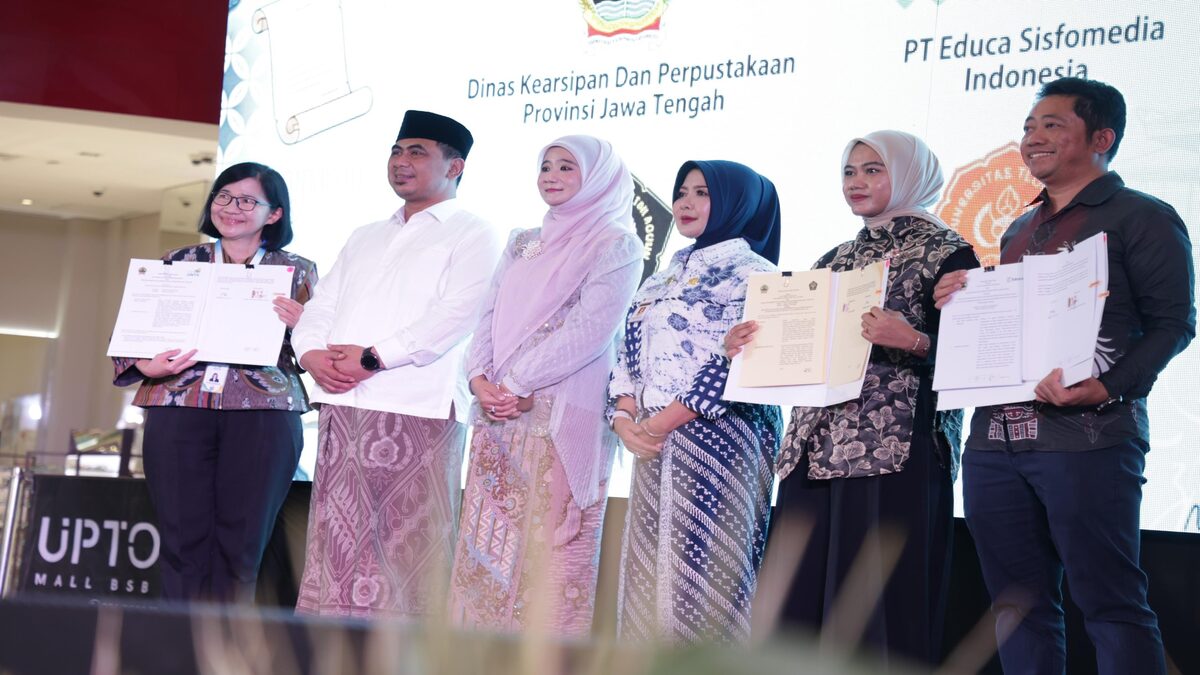 Festival Literasi Jateng Hadirkan Inspirasi! Budaya Membaca Generasi Zilenial Terus Diperkuat 51 Enam orang berdiri di atas panggung menunjukkan dokumen kerja sama antara Dinas Kearsipan dan Perpustakaan Provinsi Jawa Tengah dengan PT Educa Sisfomedia Indonesia