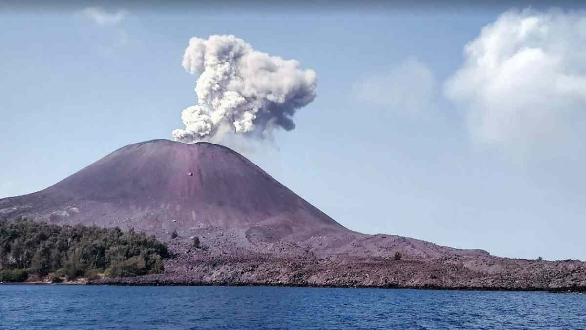 Gunung Anak Krakatau Erupsi BMKG Tak Berpotensi Tsunami
