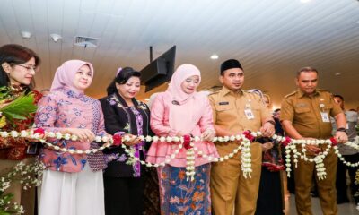 Sejumlah tokoh melakukan pemotongan ronce melati secara bersama-sama dalam acara peresmian